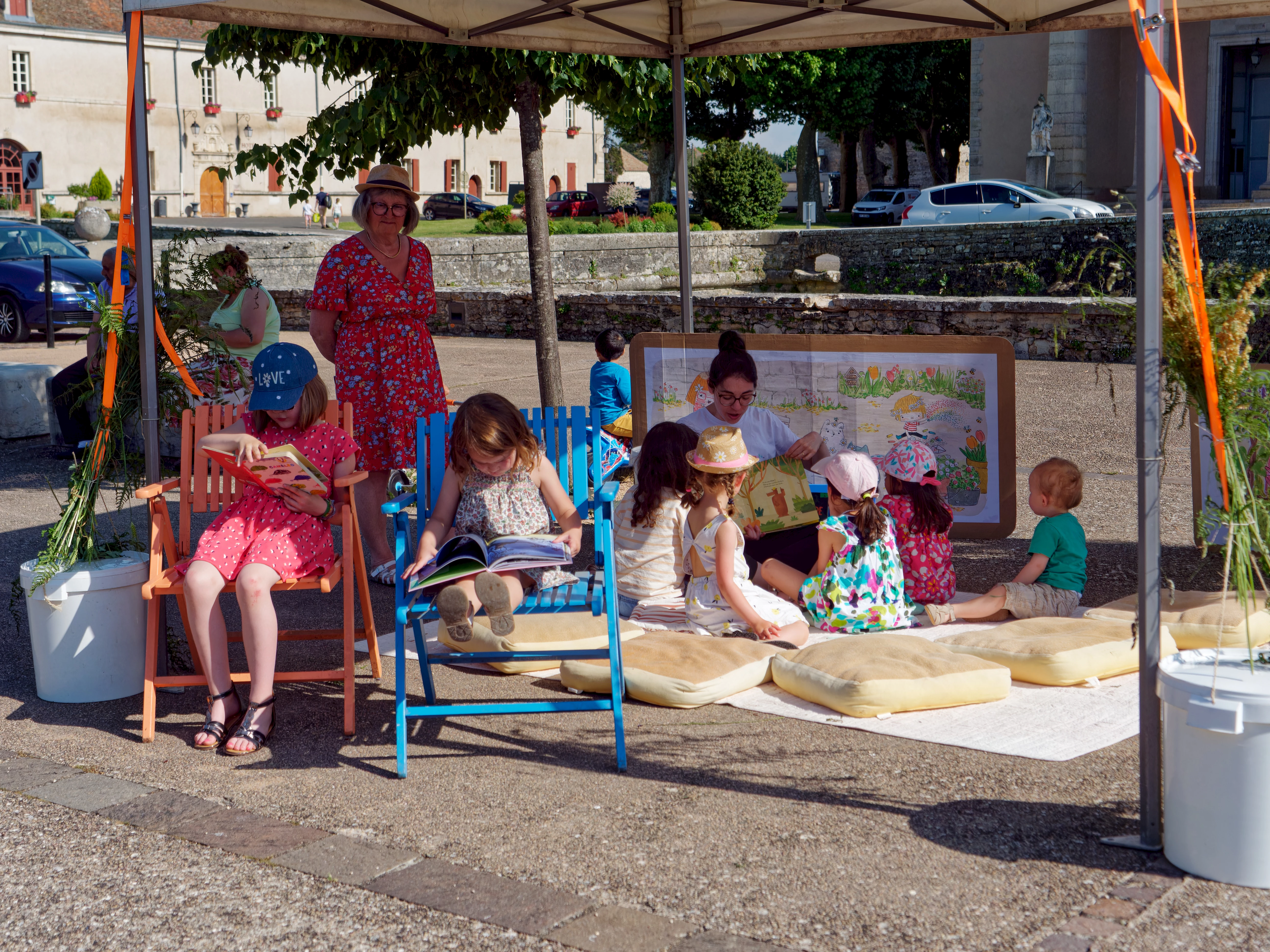enfants lisant en ext&eacute;rieur
