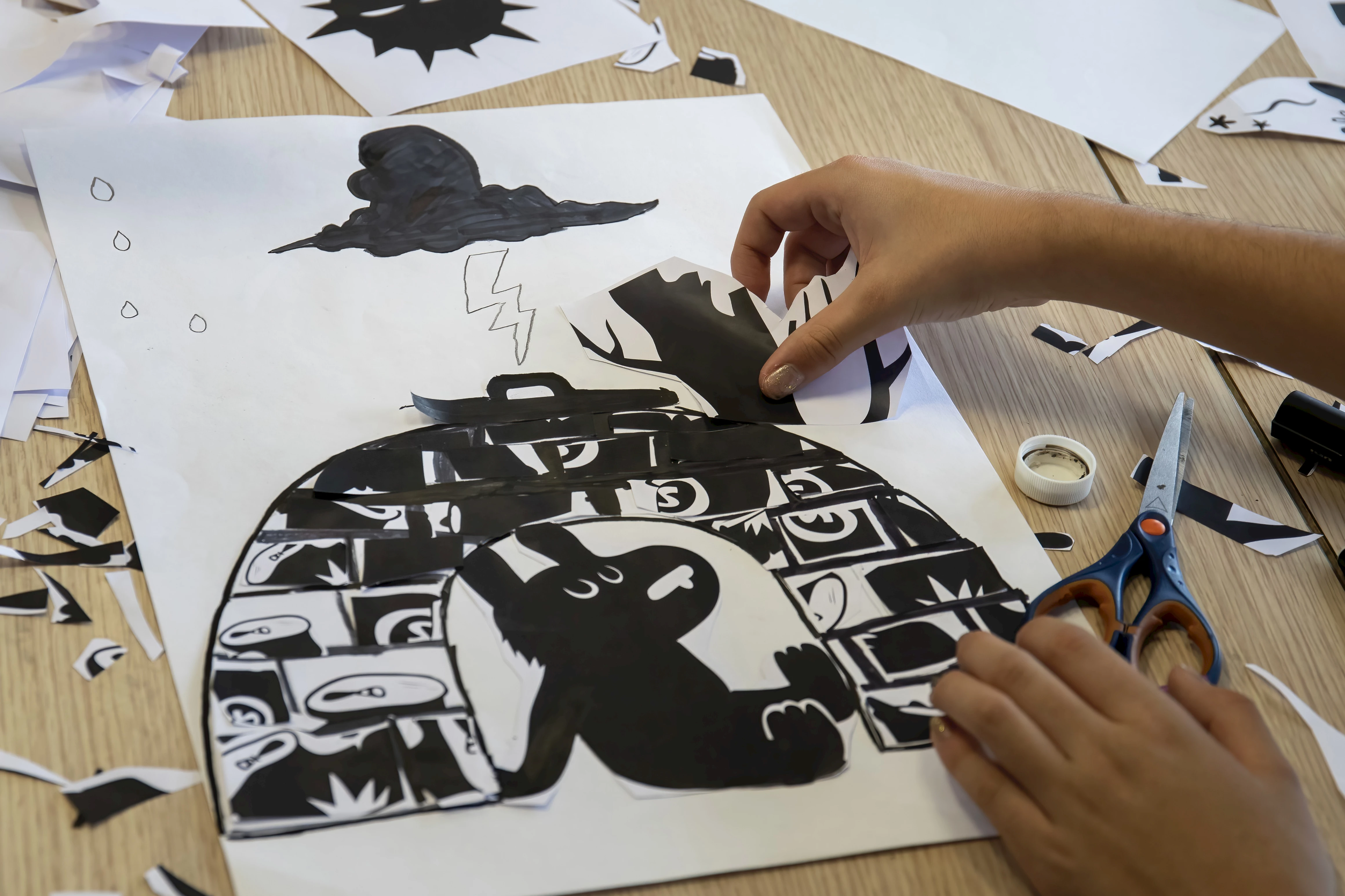 dessin noir et blanc avec main de l'artiste