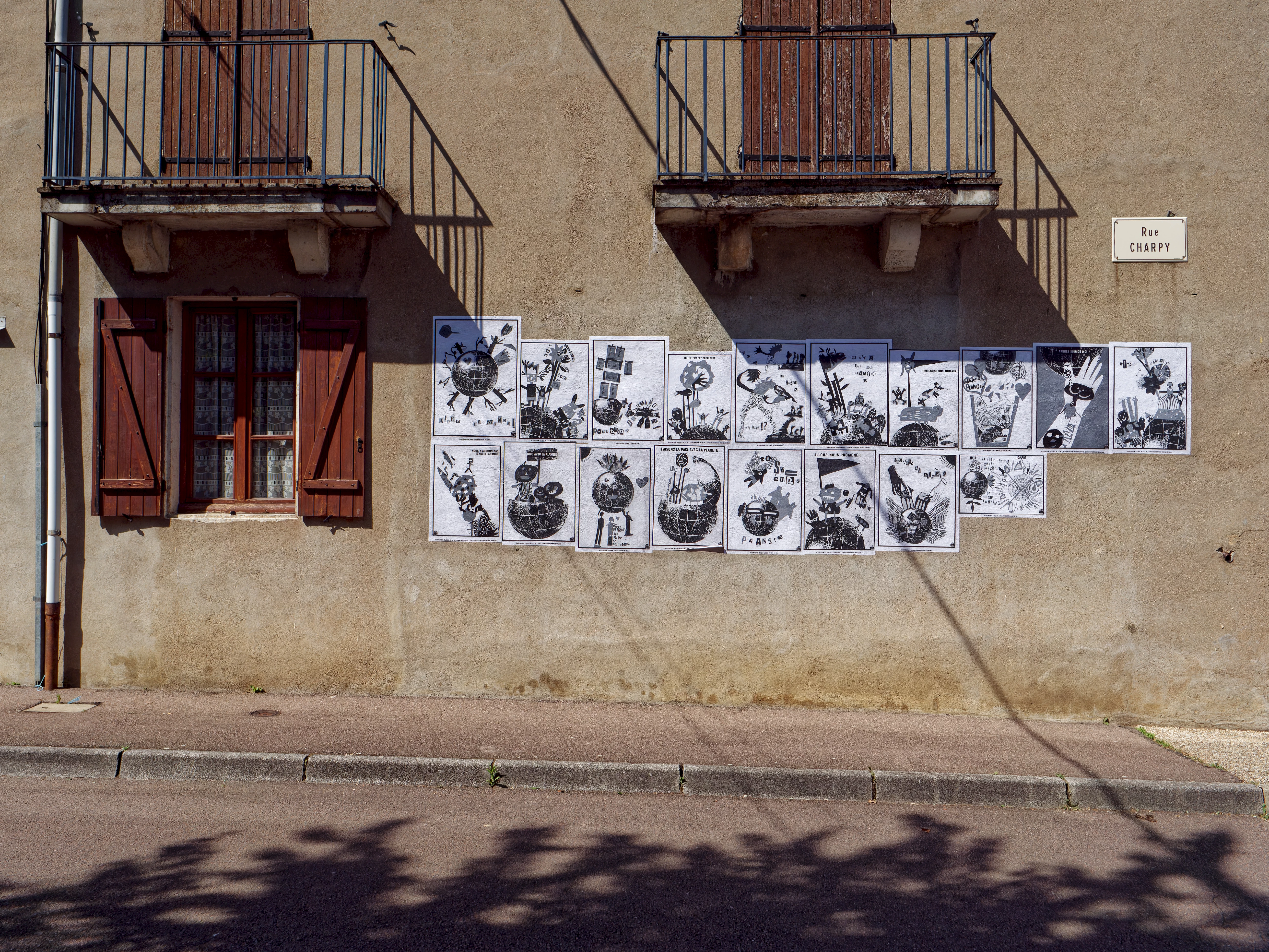 Affiches noires et blanches sur mur